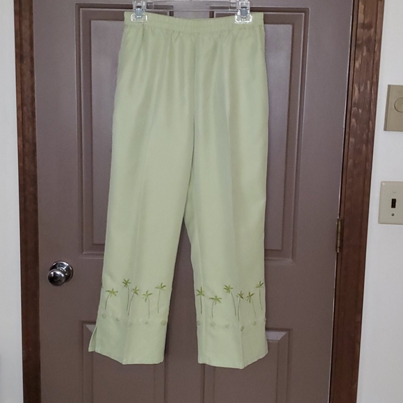 LINE TWO Capris - Picture 1 of 7